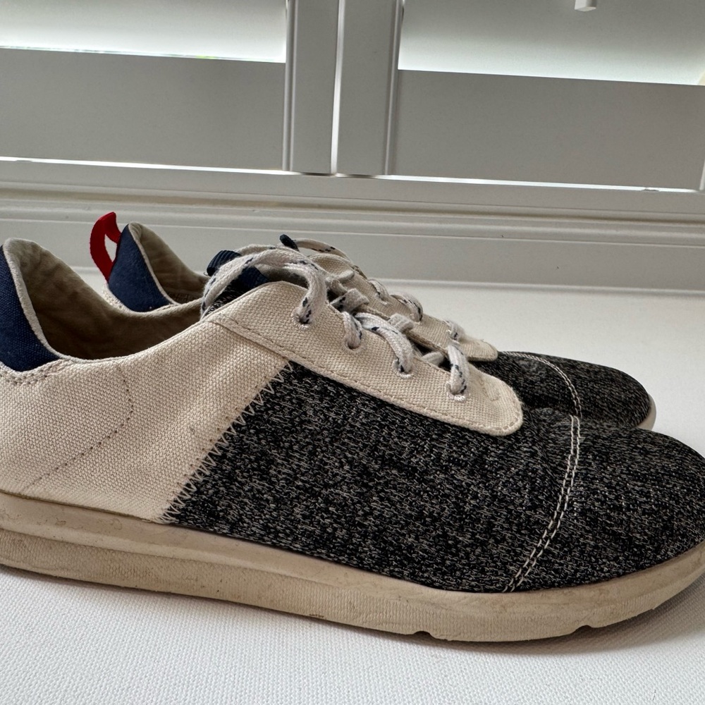 New condition women’s Toms Navy and White Sneakers with Cabrillo sneakers 7 $90